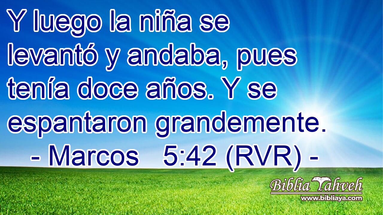 Y luego la niña se levantó y andaba, pues tenía doce años. Y se espantaron grandemente.