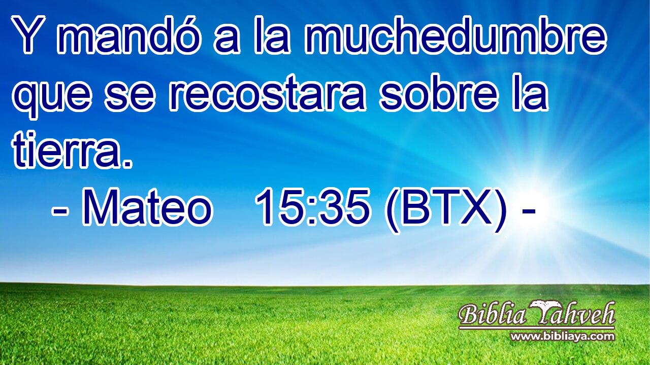 Y mandó a la muchedumbre que se recostara sobre la tierra.