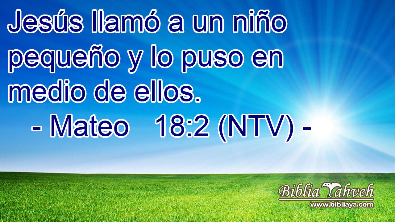 Jesús llamó a un niño pequeño y lo puso en medio de ellos.