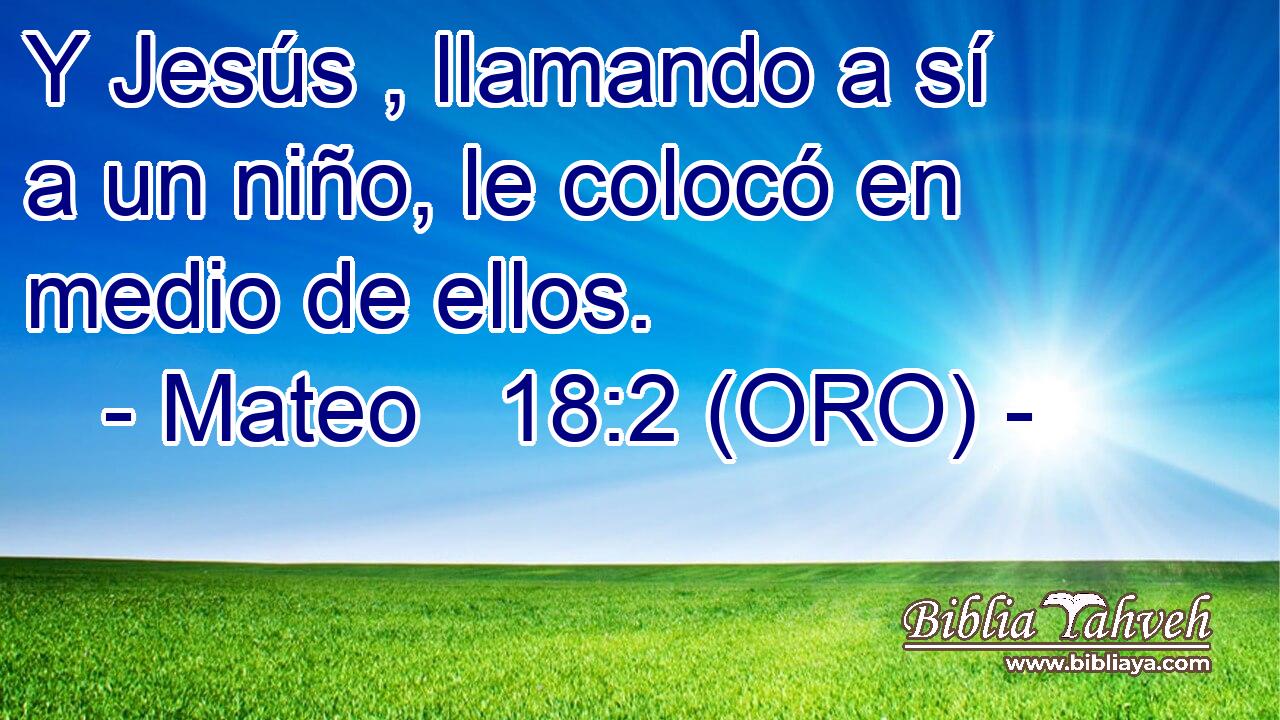  Y Jesús , llamando a sí a un niño, le colocó en medio de ellos. 
