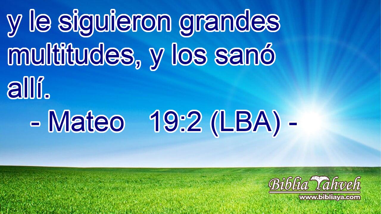 y le siguieron grandes multitudes, y los sanó allí.