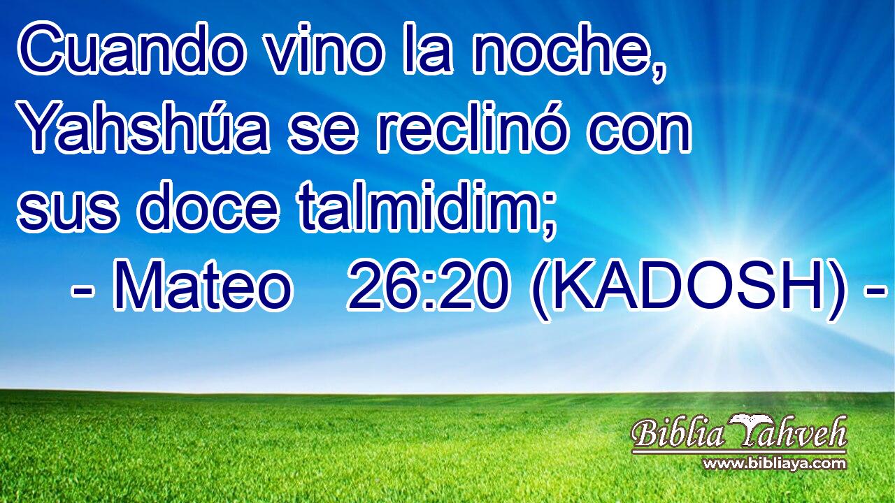  Cuando vino la noche, Yahshúa se reclinó con sus doce talmidim; 