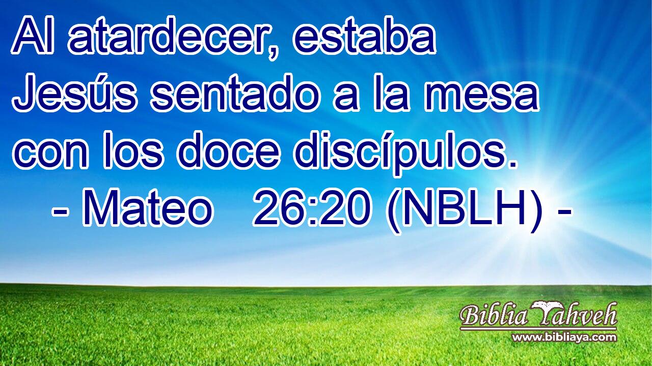  Al atardecer, estaba Jesús sentado a la mesa con los doce discípulos. 