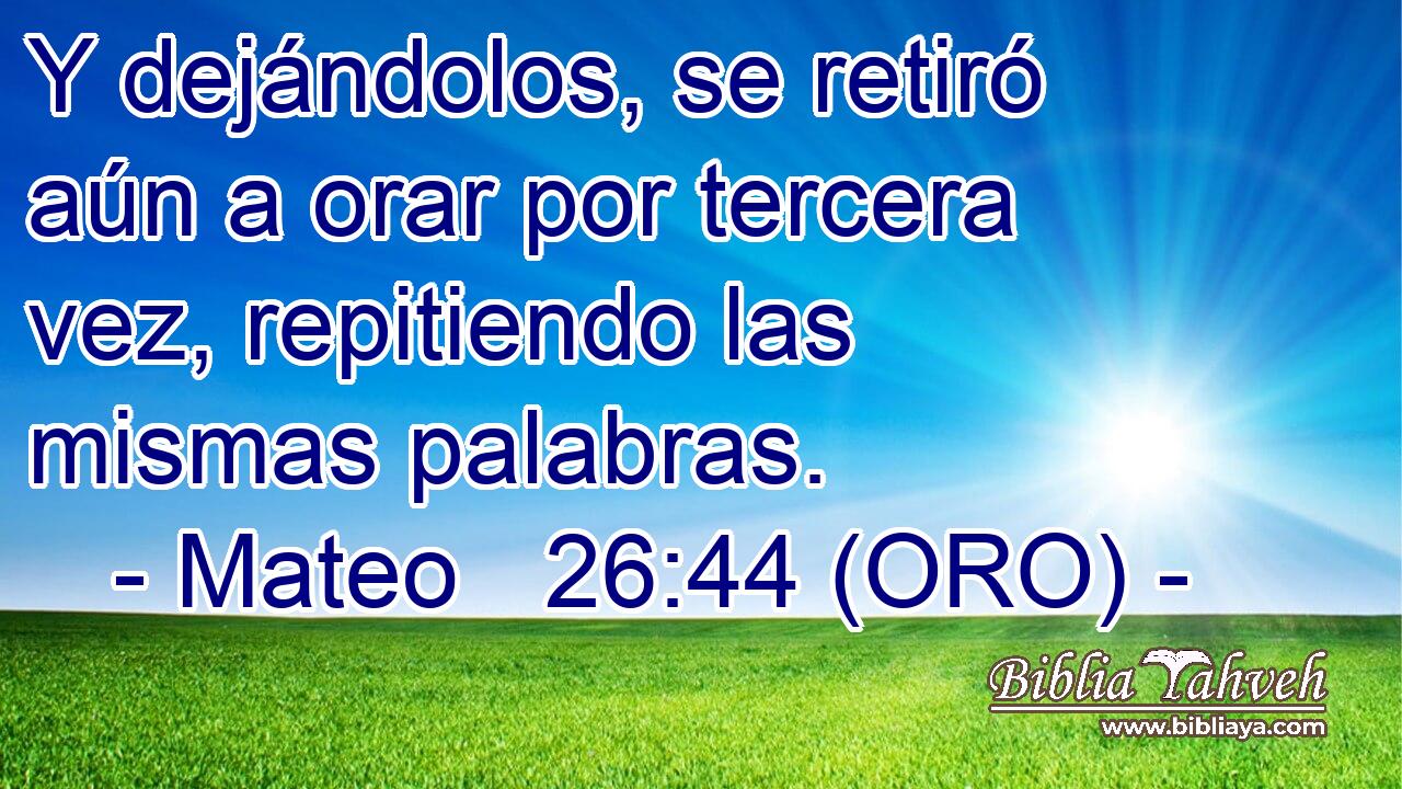  Y dejándolos, se retiró aún a orar por tercera vez, repitiendo las mismas palabras. 