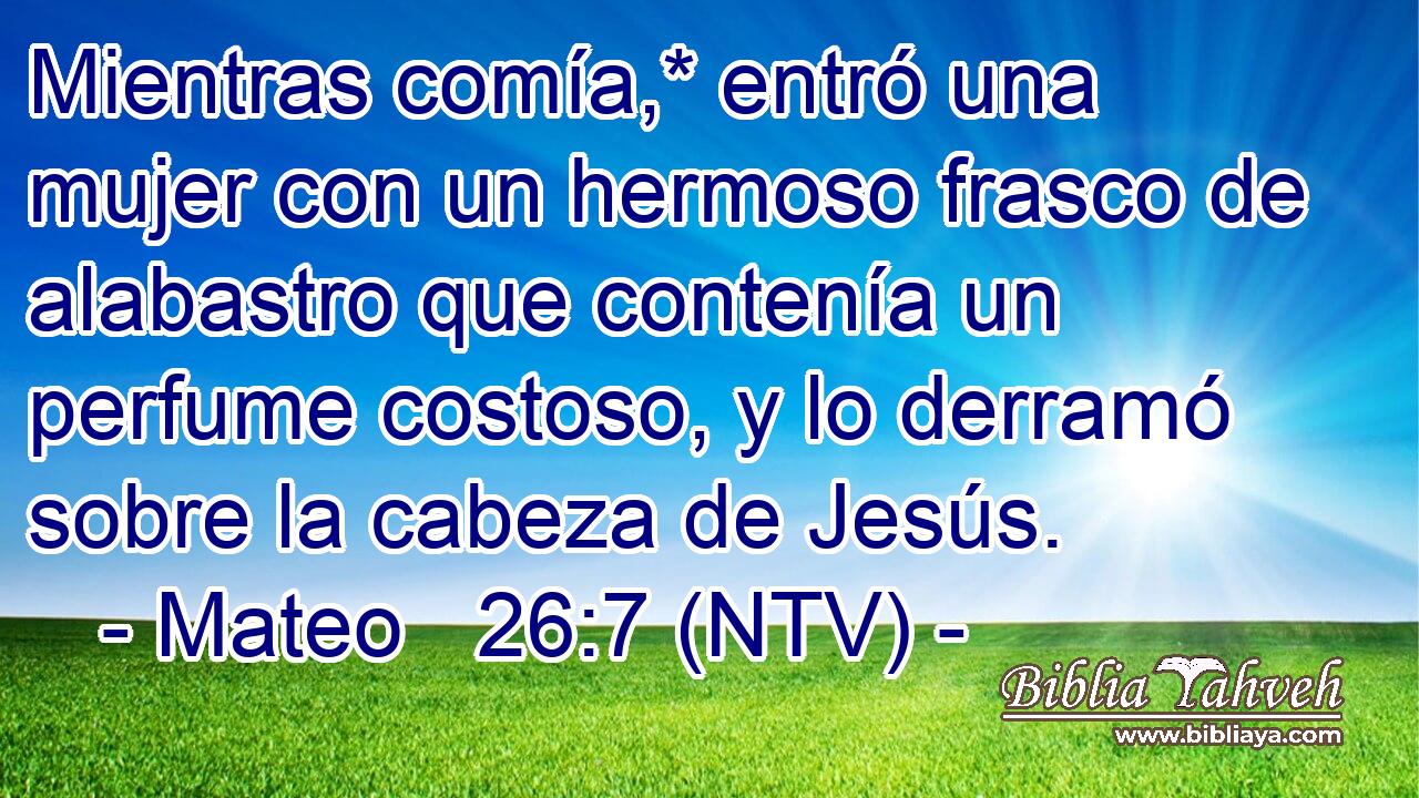 Mientras comía,* entró una mujer con un hermoso frasco de alabastro que contenía un perfume costoso, y lo derramó sobre la cabeza de Jesús.