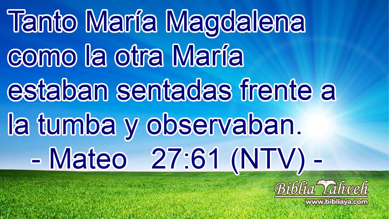 Tanto María Magdalena como la otra María estaban sentadas frente a la tumba y observaban.