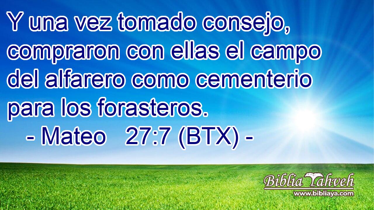 Y una vez tomado consejo, compraron con ellas el campo del alfarero como cementerio para los forasteros.