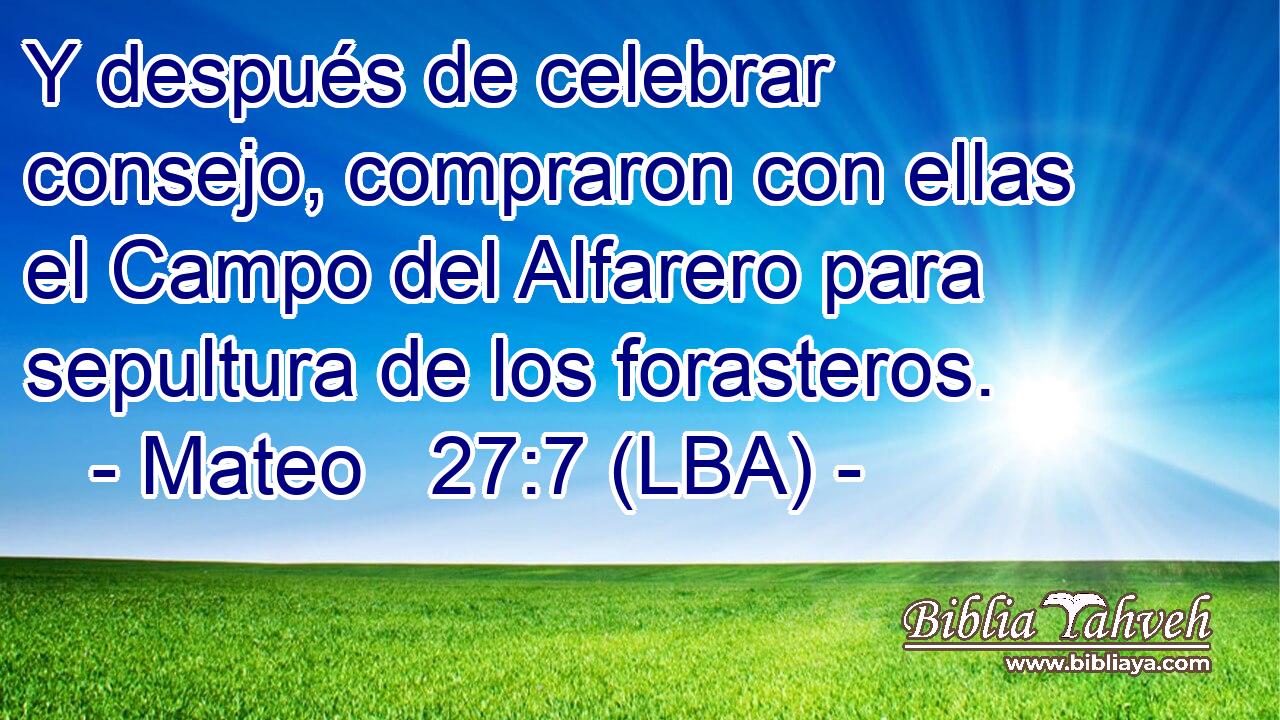 Y después de celebrar consejo, compraron con ellas el Campo del Alfarero para sepultura de los forasteros.