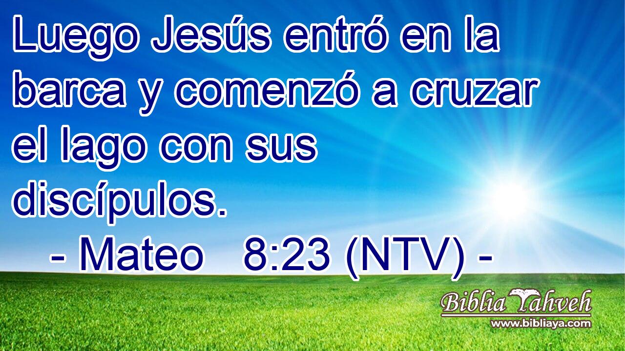 Luego Jesús entró en la barca y comenzó a cruzar el lago con sus discípulos.
