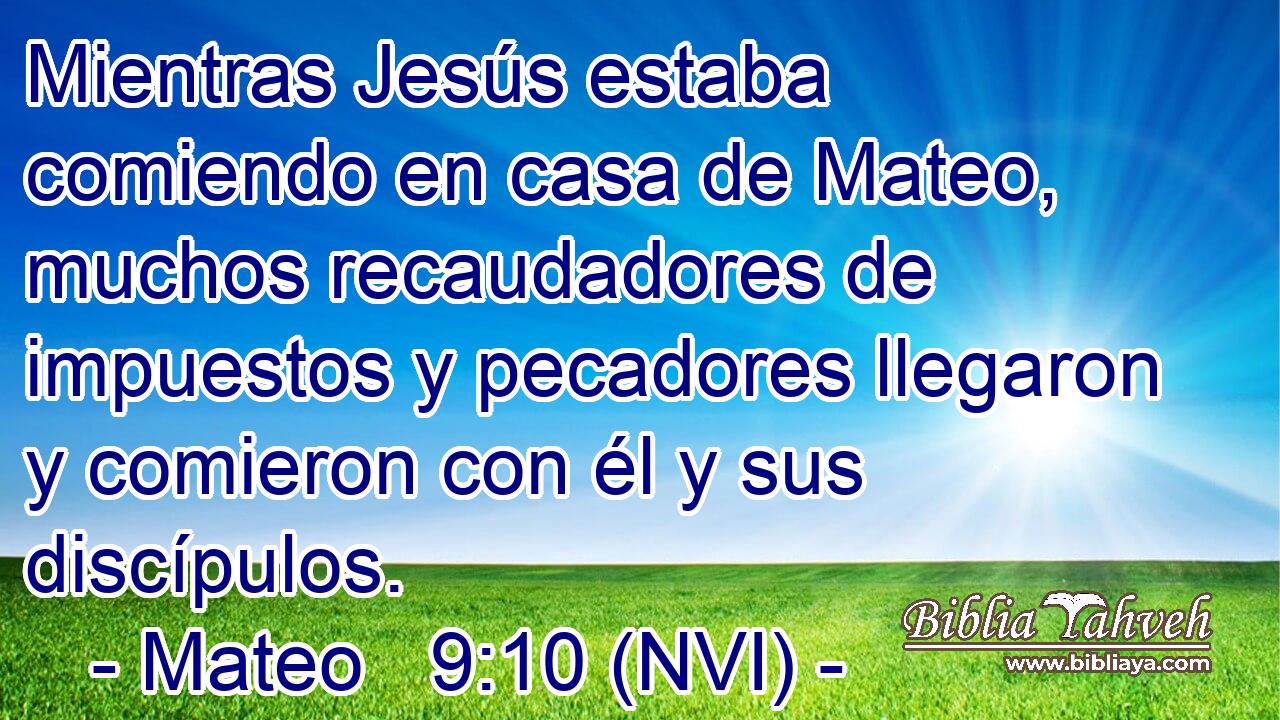  Mientras Jesús estaba comiendo en casa de Mateo, muchos recaudadores de impuestos y pecadores llegaron y comieron con él y sus discípulos. 