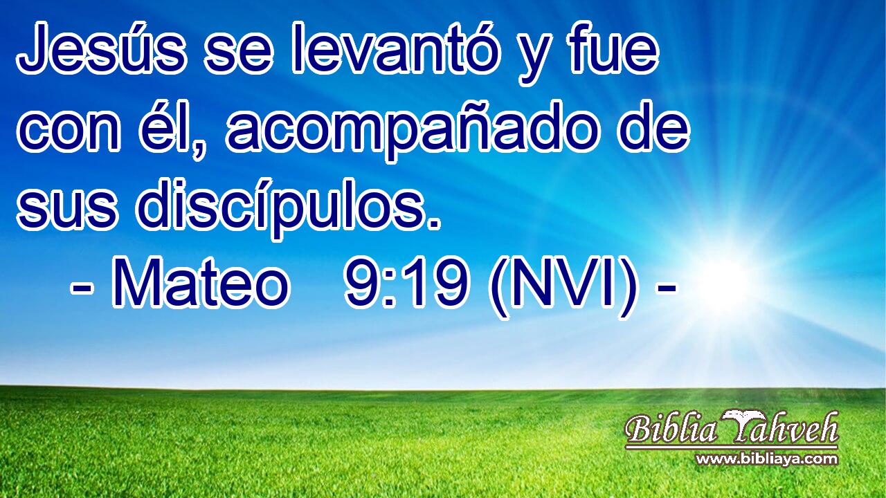  Jesús se levantó y fue con él, acompañado de sus discípulos. 