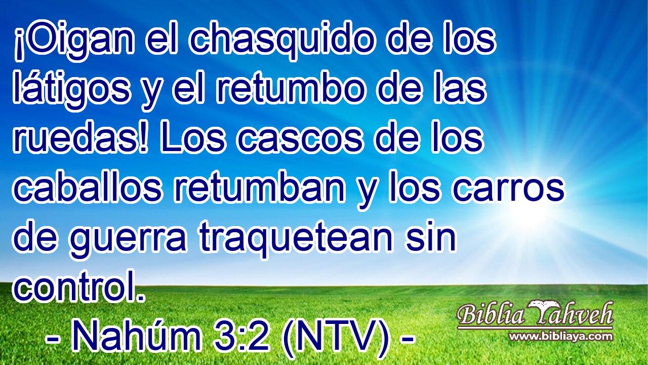¡Oigan el chasquido de los látigos y el retumbo de las ruedas! Los cascos de los caballos retumban y los carros de guerra traquetean sin control.