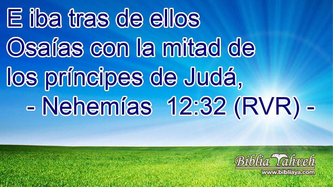 E iba tras de ellos Osaías con la mitad de los príncipes de Judá,
