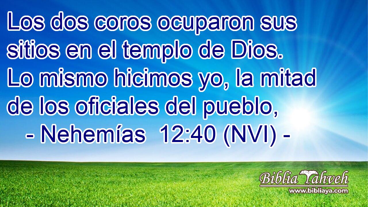  Los dos coros ocuparon sus sitios en el templo de Dios. Lo mismo hicimos yo, la mitad de los oficiales del pueblo, 