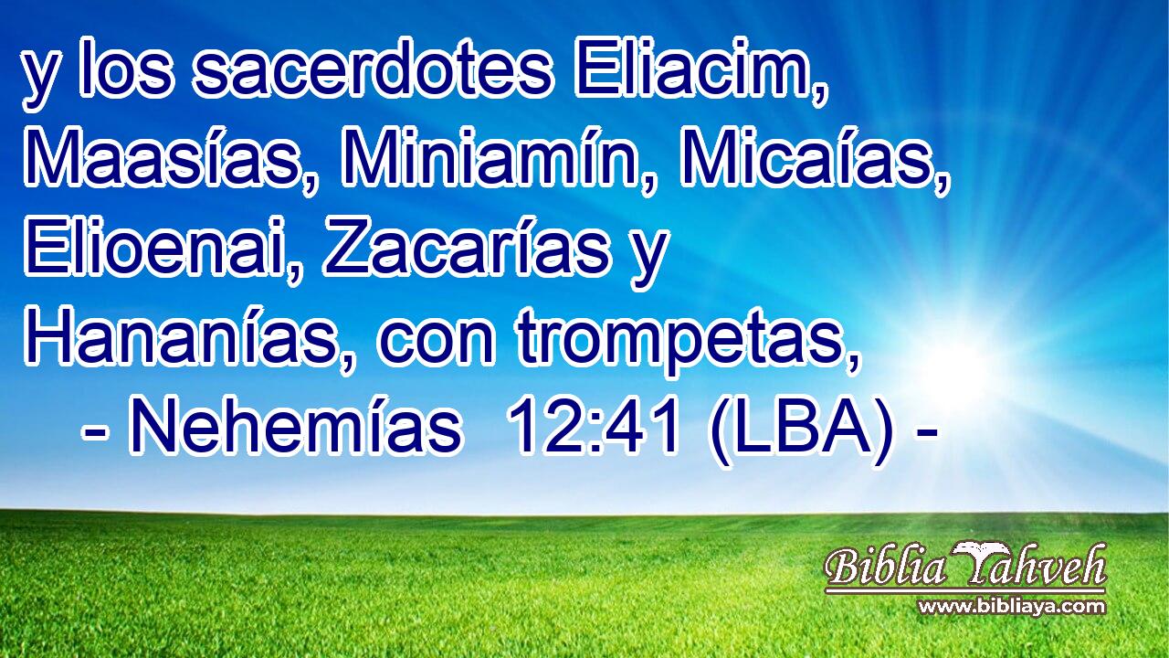 y los sacerdotes Eliacim, Maasías, Miniamín, Micaías, Elioenai, Zacarías y Hananías, con trompetas,