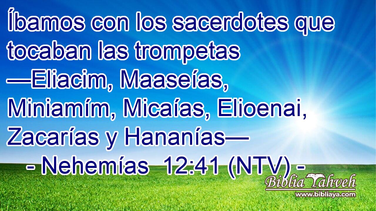 Íbamos con los sacerdotes que tocaban las trompetas —Eliacim, Maaseías, Miniamím, Micaías, Elioenai, Zacarías y Hananías—
