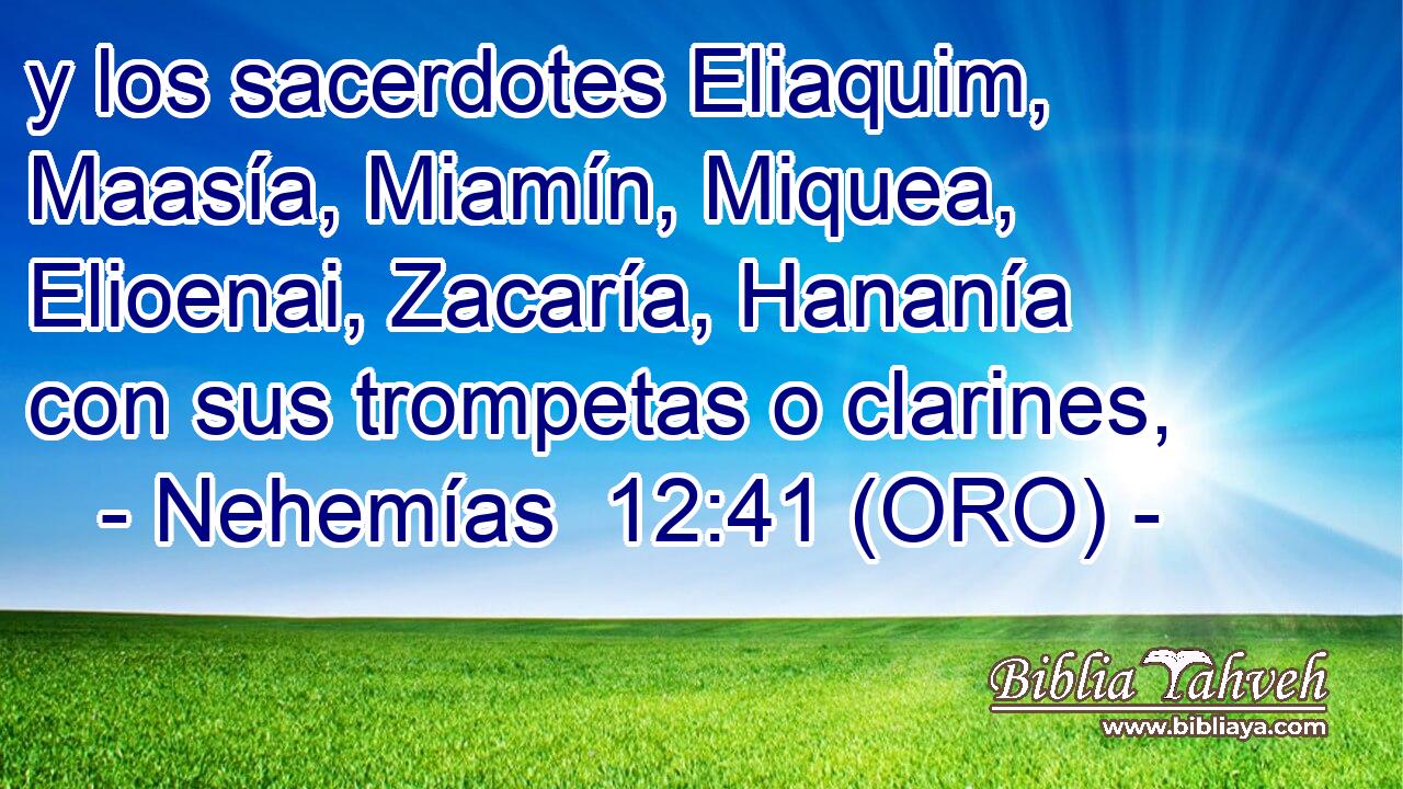  y los sacerdotes Eliaquim, Maasía, Miamín, Miquea, Elioenai, Zacaría, Hananía con sus trompetas o clarines, 