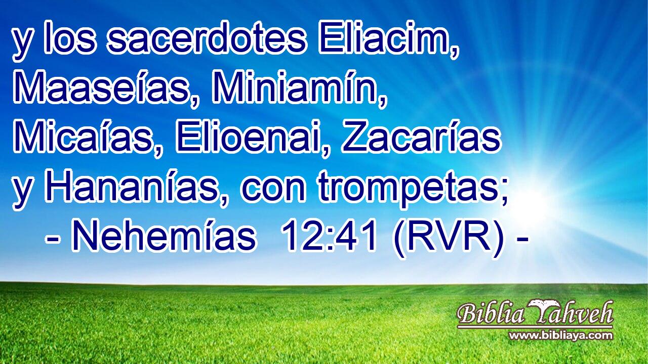 y los sacerdotes Eliacim, Maaseías, Miniamín, Micaías, Elioenai, Zacarías y Hananías, con trompetas;