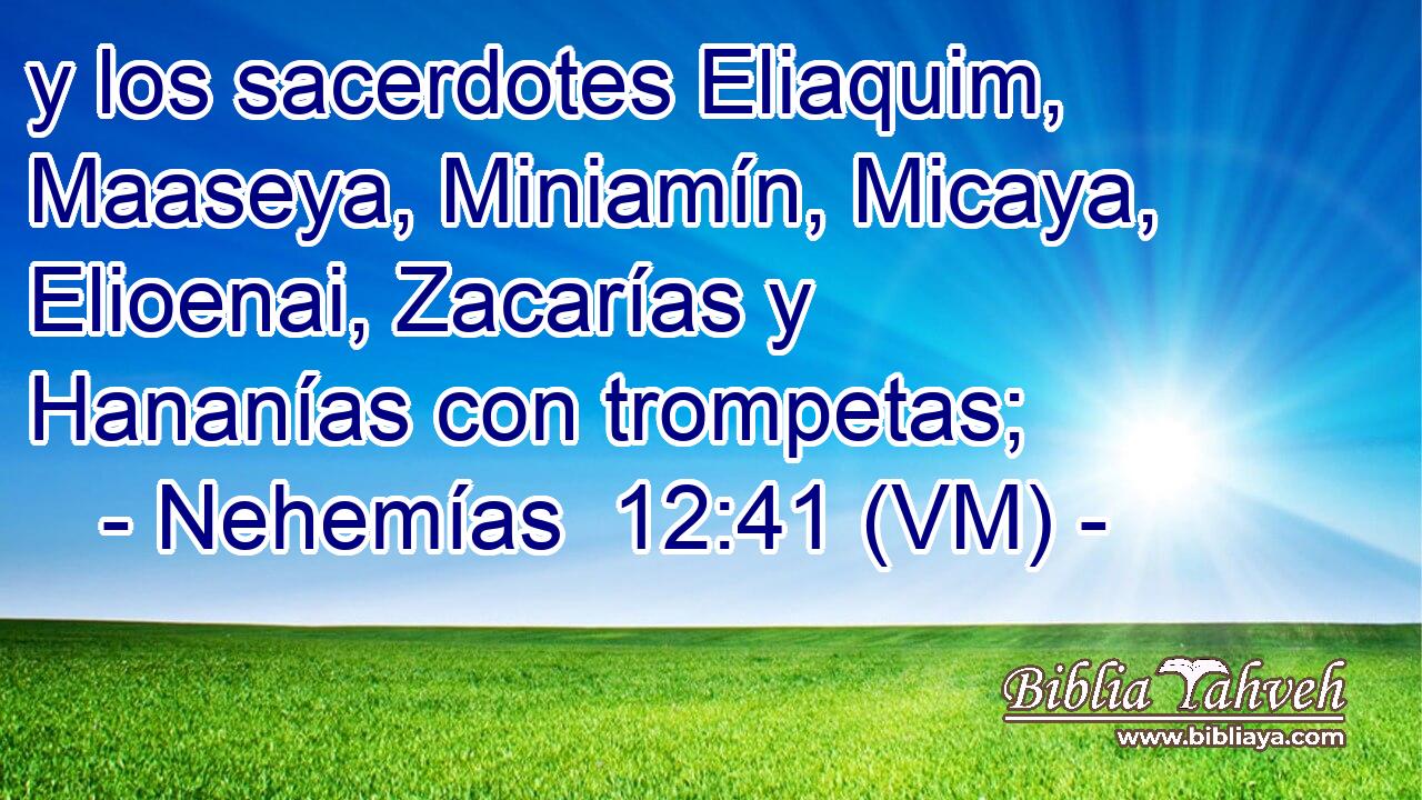  y los sacerdotes Eliaquim, Maaseya, Miniamín, Micaya, Elioenai, Zacarías y Hananías con trompetas; 