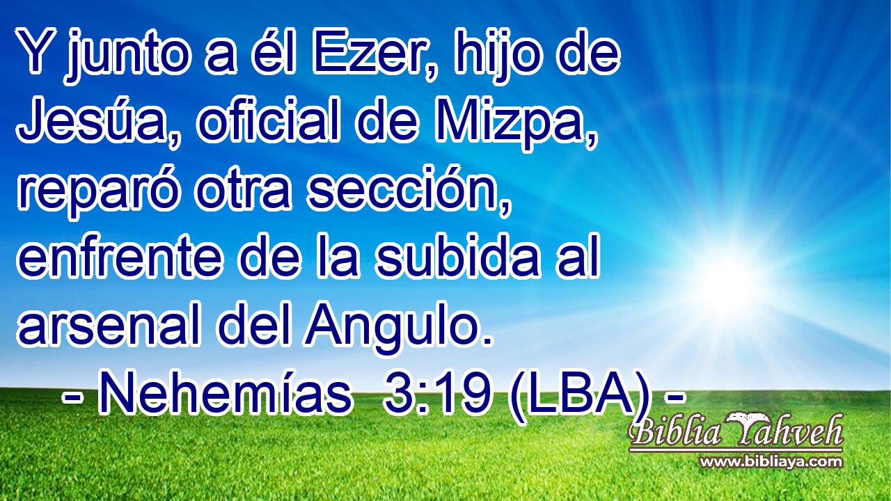 Y junto a él Ezer, hijo de Jesúa, oficial de Mizpa, reparó otra sección, enfrente de la subida al arsenal del Angulo.