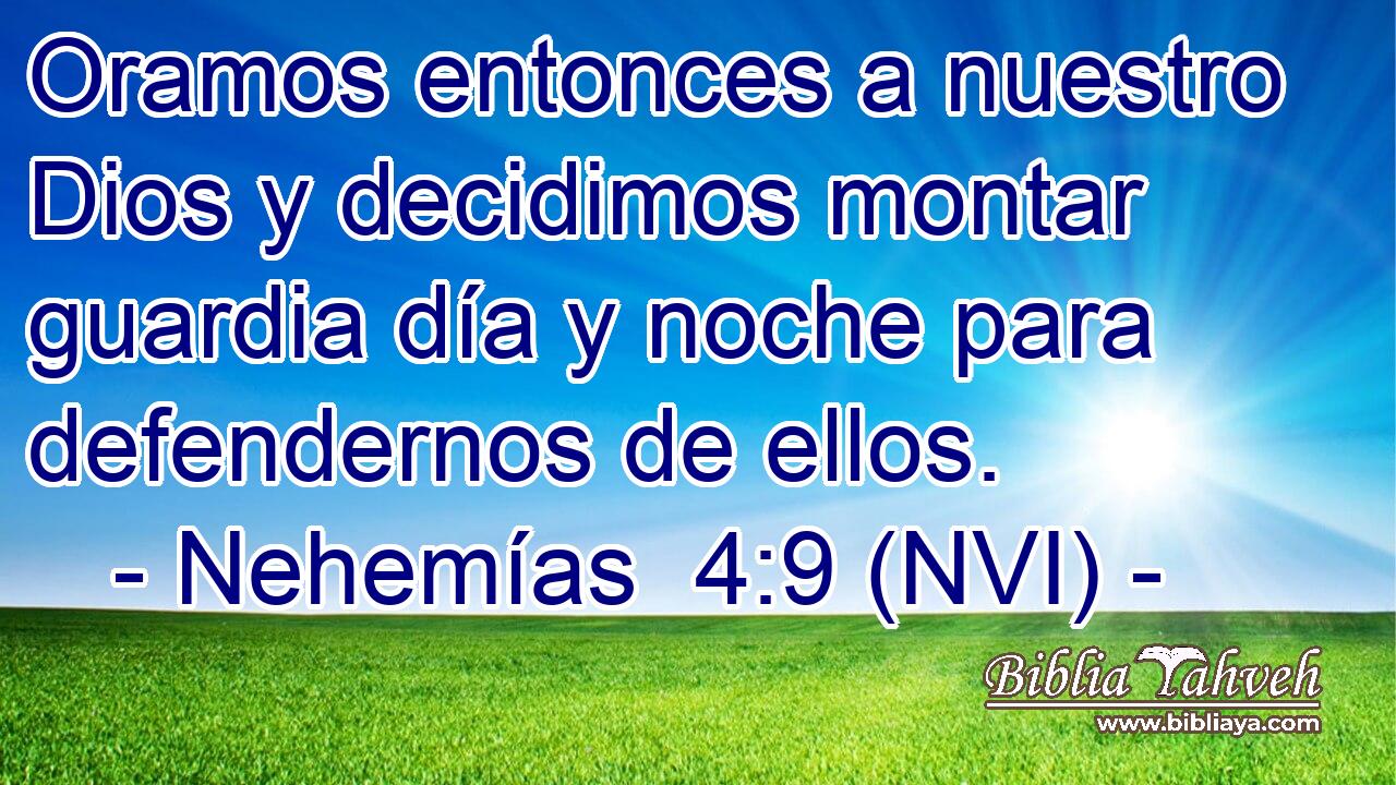  Oramos entonces a nuestro Dios y decidimos montar guardia día y noche para defendernos de ellos. 