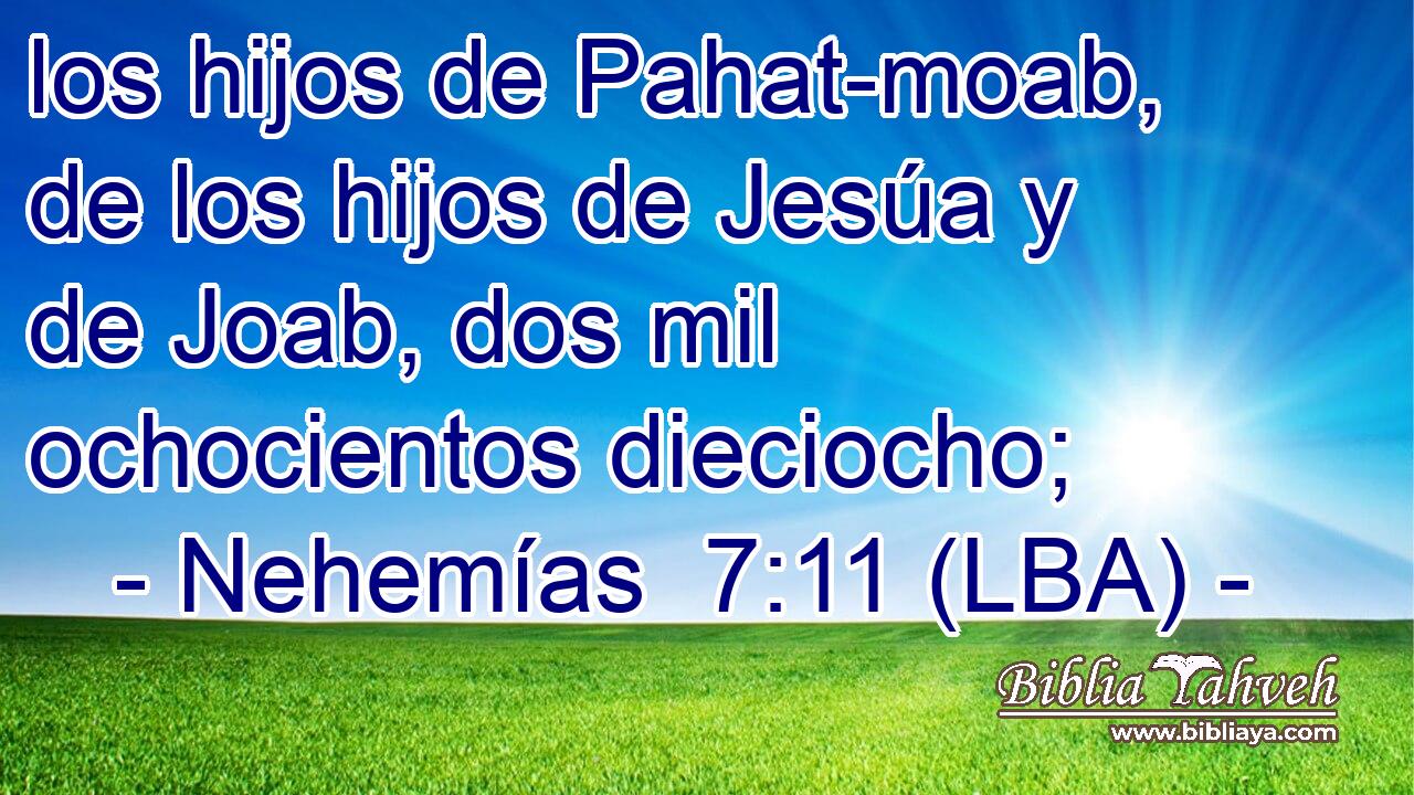 los hijos de Pahat-moab, de los hijos de Jesúa y de Joab, dos mil ochocientos dieciocho;