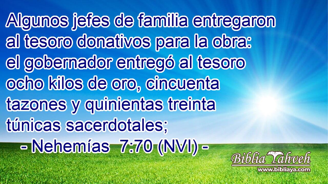  Algunos jefes de familia entregaron al tesoro donativos para la obra: el gobernador entregó al tesoro ocho kilos de oro, cincuenta tazones y quinientas treinta túnicas sacerdotales; 
