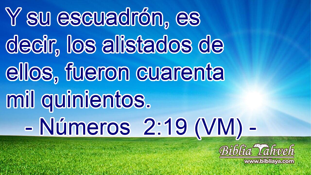  Y su escuadrón, es decir, los alistados de ellos, fueron cuarenta mil quinientos. 
