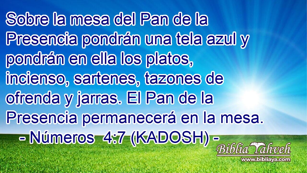  Sobre la mesa del Pan de la Presencia pondrán una tela azul y pondrán en ella los platos, incienso, sartenes, tazones de ofrenda y jarras. El Pan de la Presencia permanecerá en la mesa. 