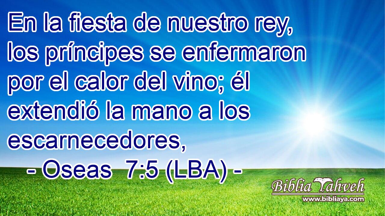 En la fiesta de nuestro rey, los príncipes se enfermaron por el calor del vino; él extendió la mano a los escarnecedores,