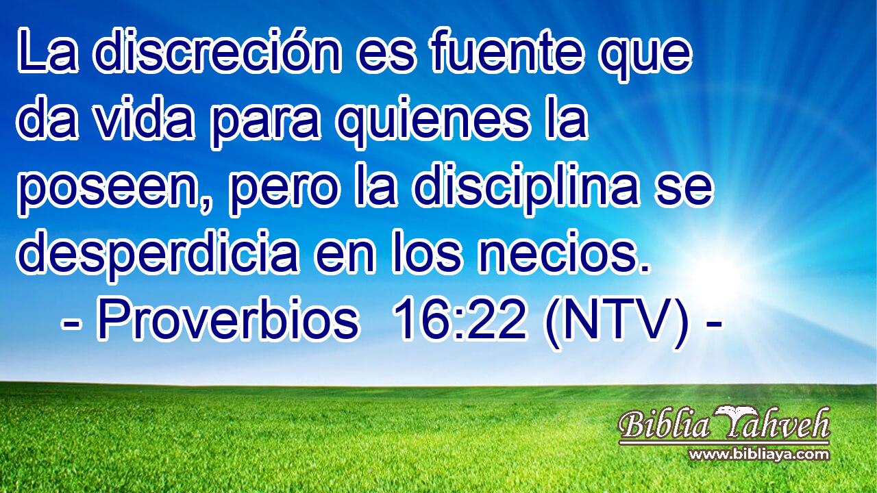 La discreción es fuente que da vida para quienes la poseen, pero la disciplina se desperdicia en los necios.