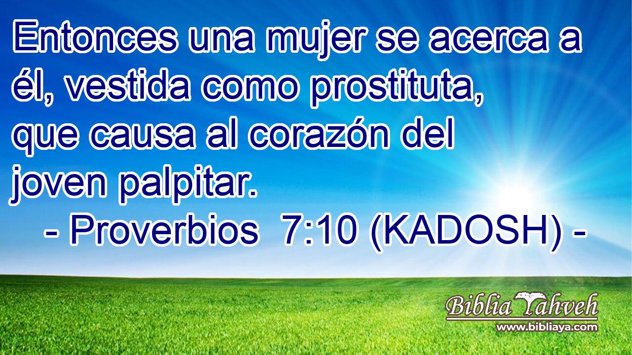  Entonces una mujer se acerca a él, vestida como prostituta, que causa al corazón del joven palpitar. 
