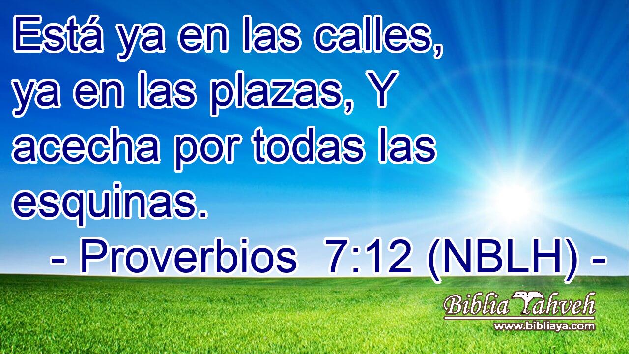  Está ya en las calles, ya en las plazas, Y acecha por todas las esquinas. 