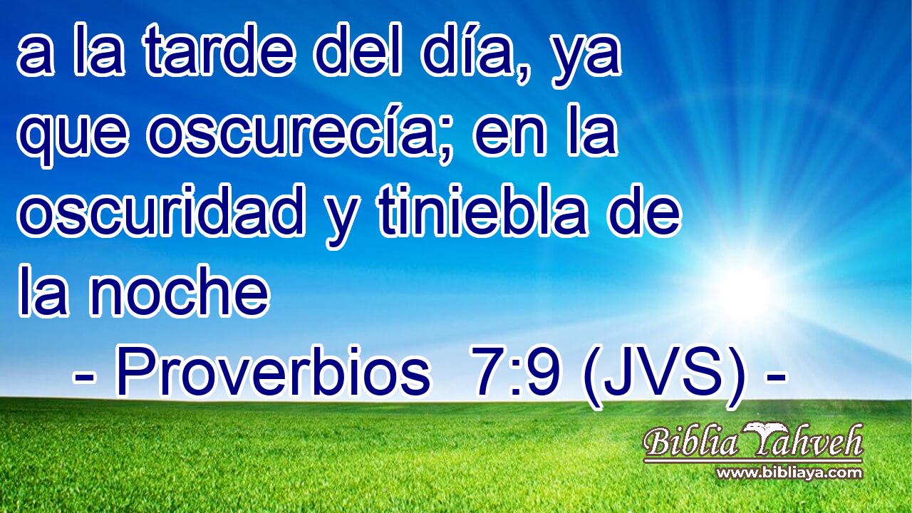 a la tarde del día, ya que oscurecía; en la oscuridad y tiniebla de la noche