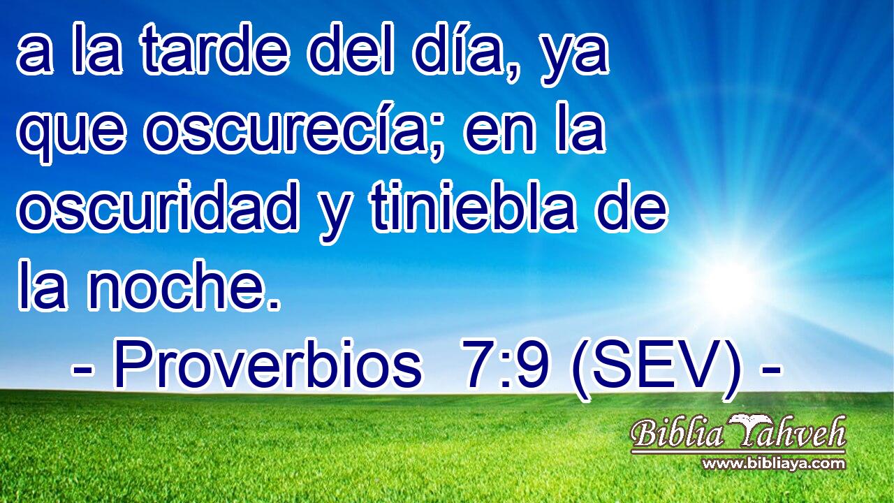 a la tarde del día, ya que oscurecía; en la oscuridad y tiniebla de la noche.