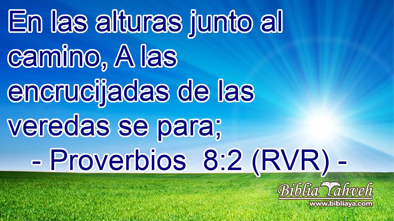 En las alturas junto al camino, A las encrucijadas de las veredas se para;
