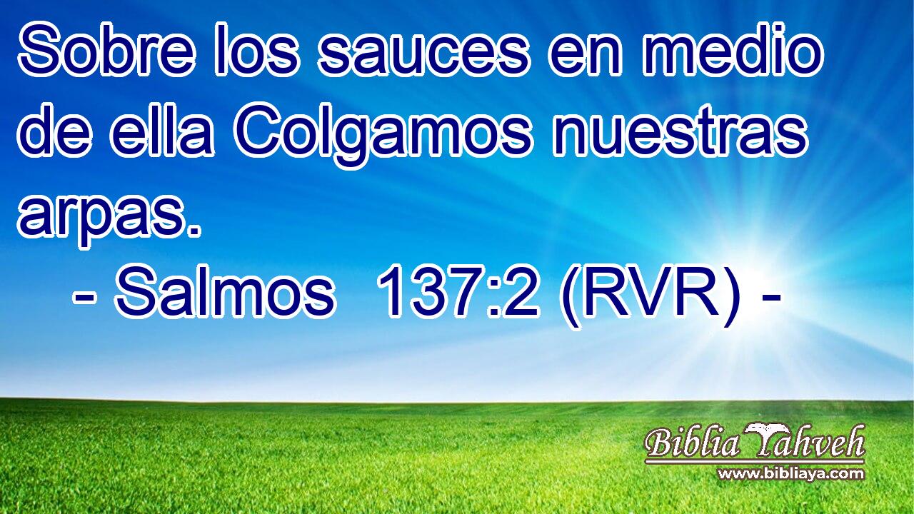 Sobre los sauces en medio de ella Colgamos nuestras arpas.