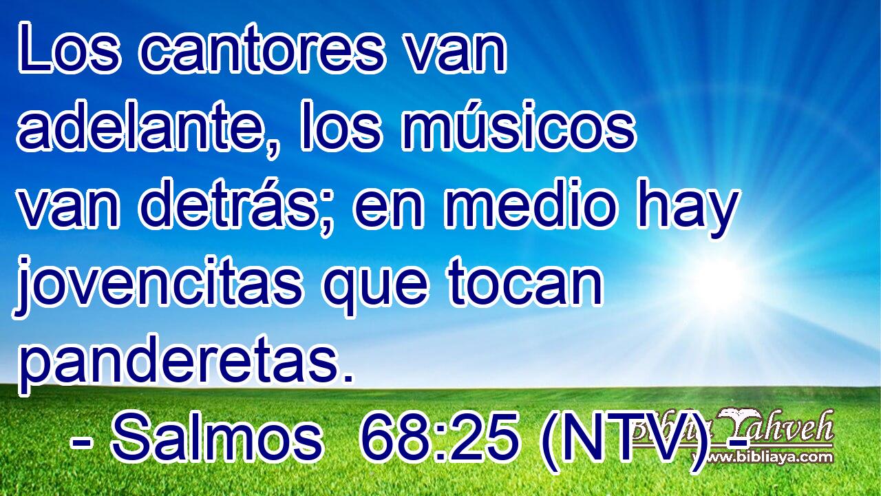 Los cantores van adelante, los músicos van detrás; en medio hay jovencitas que tocan panderetas.