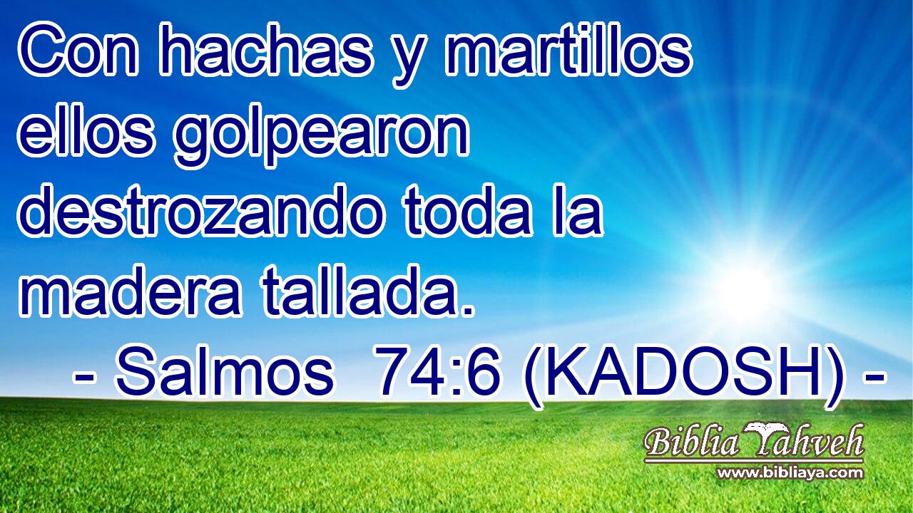  Con hachas y martillos ellos golpearon destrozando toda la madera tallada. 