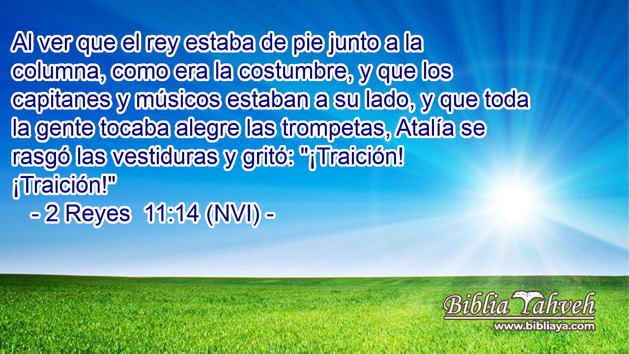  Al ver que el rey estaba de pie junto a la columna, como era la costumbre, y que los capitanes y músicos estaban a su lado, y que toda la gente tocaba alegre las trompetas, Atalía se rasgó las vestiduras y gritó: 