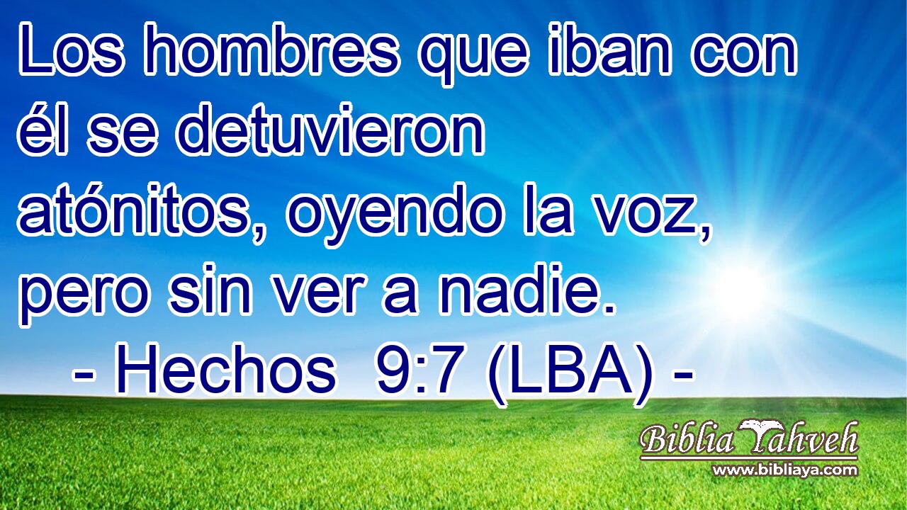 Los hombres que iban con él se detuvieron atónitos, oyendo la voz, pero sin ver a nadie.
